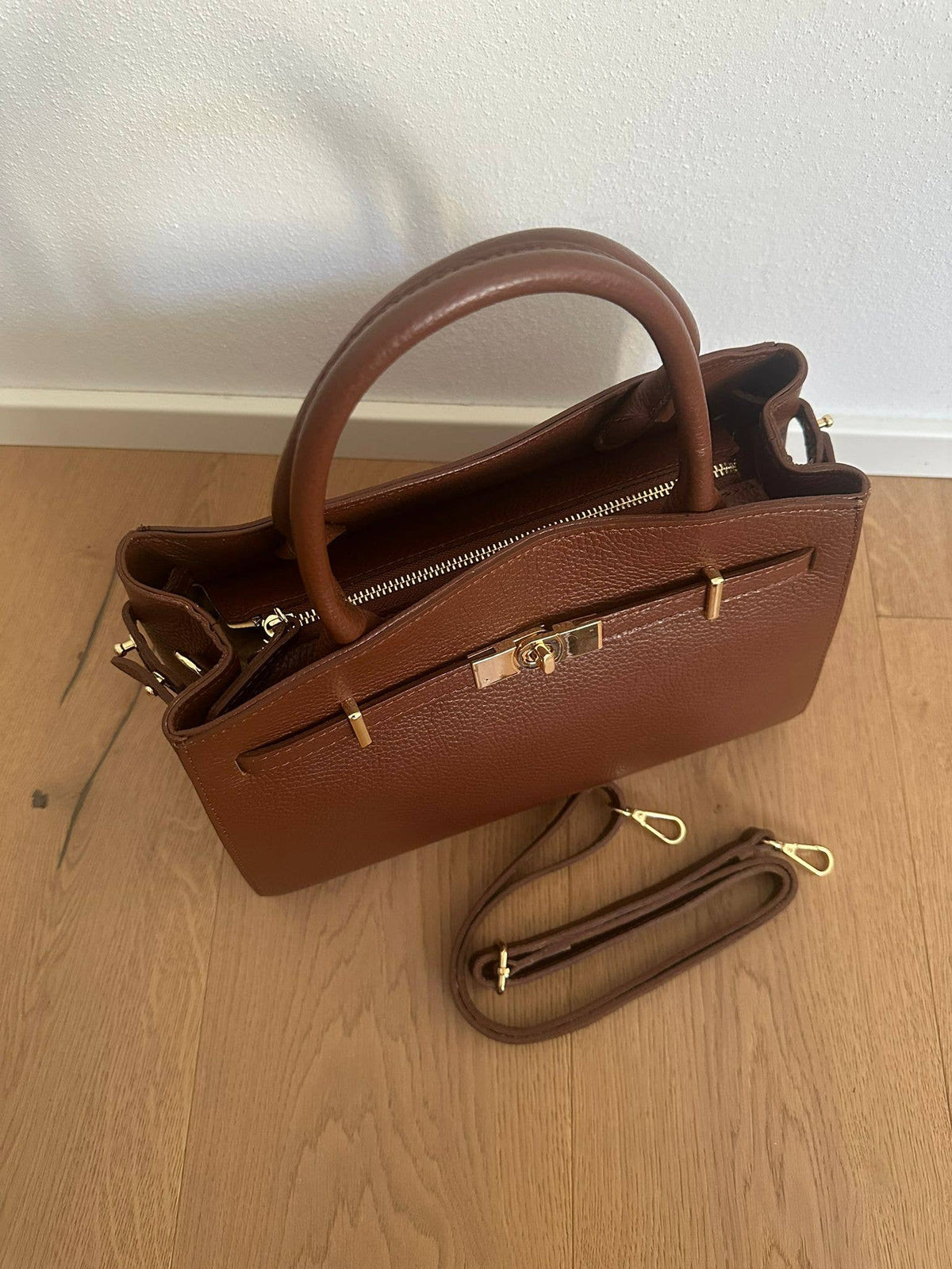 Medium Amelia Leather Bag