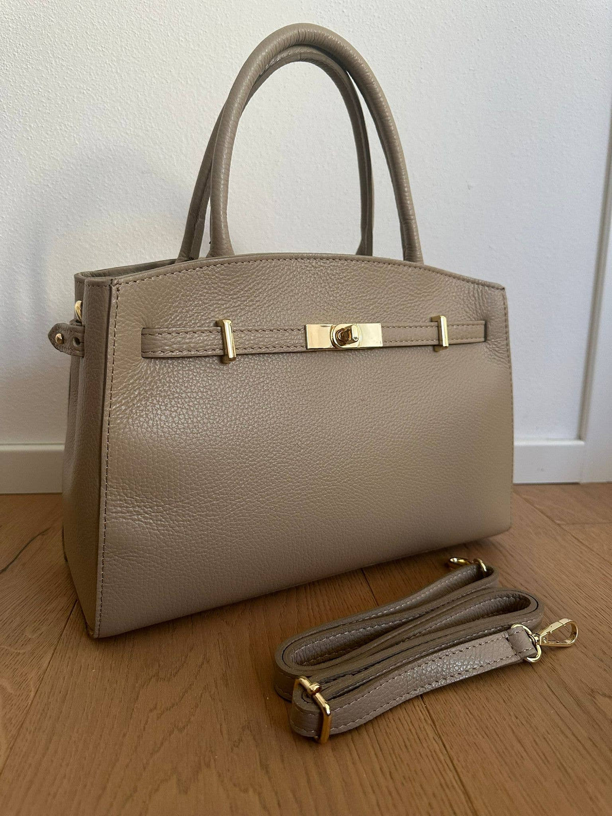 Medium Amelia Leather Bag